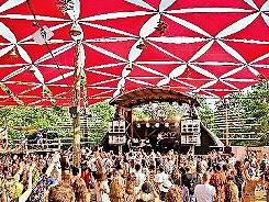 Rund um die Uhr treten auf den B&uuml;hnen K&uuml;nstler verschiedener Genres auf.