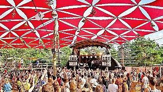 Rund um die Uhr treten auf den B&uuml;hnen K&uuml;nstler verschiedener Genres auf.