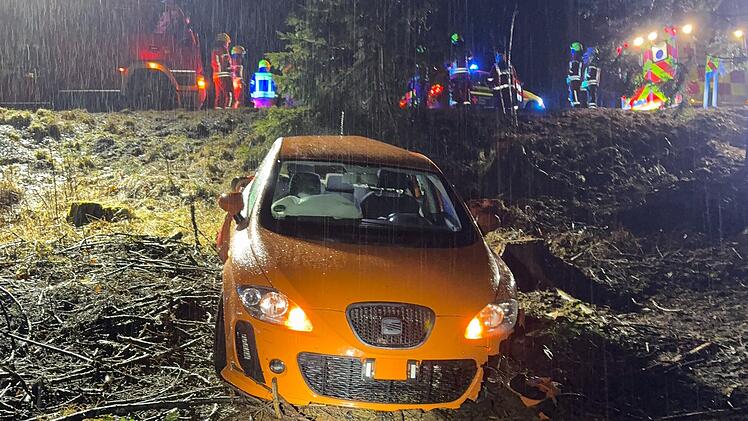 Drei Verletzte bei Unfall von Fahranf&auml;nger im Kreis Hof