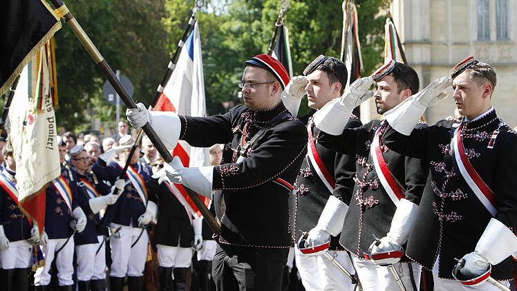 Die Troglodytia zu Kiel hat die Flaggenfarben Schwarz-weiß-rot. Für die Grünen ein Stein des Anstoßes, da die Flagge in diesem Jahr auch vor dem Coburger Rathaus hing, da die Troglodytia 2012 das Präsidium beim CC innehat. Foto: CT-Archiv