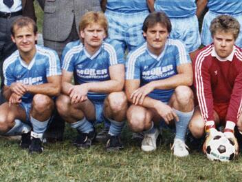 Gleich bei seiner ersten Station als Spielertrainer kann Willibald Bittruf (2. von links) mit dem FC Gehülz die Meisterschaft in der C-Klasse 1 Kronach feiern. Mit im Bild (von links) Stefan Seelow, Dieter Preiß und Oliver Roth. Foto: Hilmar Wicklein