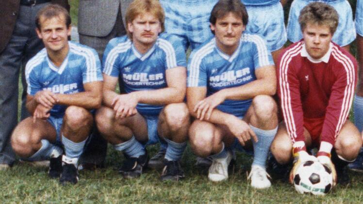 Gleich bei seiner ersten Station als Spielertrainer kann Willibald Bittruf (2. von links) mit dem FC Gehülz die Meisterschaft in der C-Klasse 1 Kronach feiern. Mit im Bild (von links) Stefan Seelow, Dieter Preiß und Oliver Roth. Foto: Hilmar Wicklein