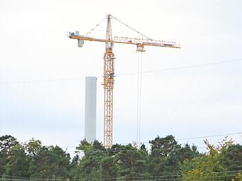 Dieses Windrad nahe der Pyramide möchte die Münnerstädter Energiegenossenschaft kaufen. Foto: Heike Beudert