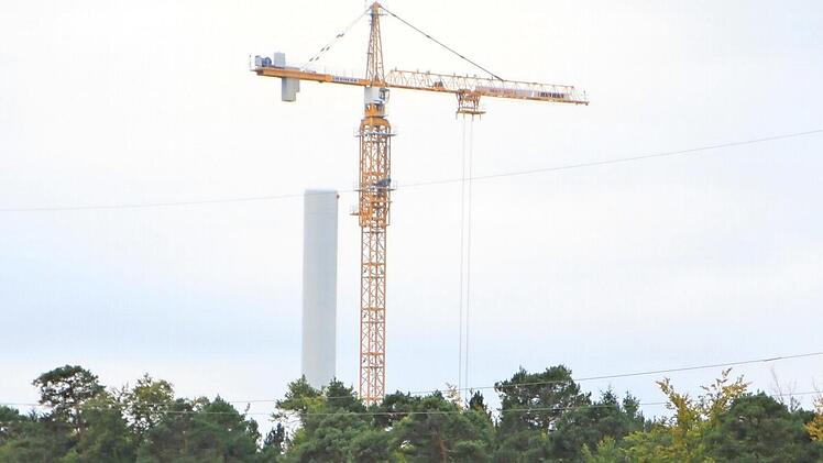 Dieses Windrad nahe der Pyramide möchte die Münnerstädter Energiegenossenschaft kaufen. Foto: Heike Beudert
