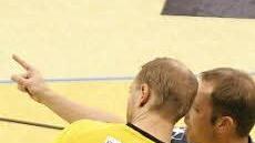 Anweisungen: HSC-Trainer Jan Gorr gibt seinem Rückraumspieler Johan Andersson Anweisungen.