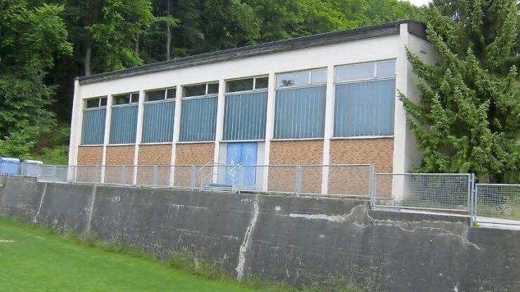 In der Hiltpoltsteiner Turnhall liegt derzeit einiges im Argen. Fotos: Petra Malbrich