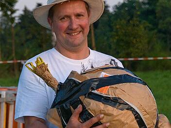 Platzmeister Charly Wittig mit einer 400mm Kugelbombe Fotos: Pyrodrom