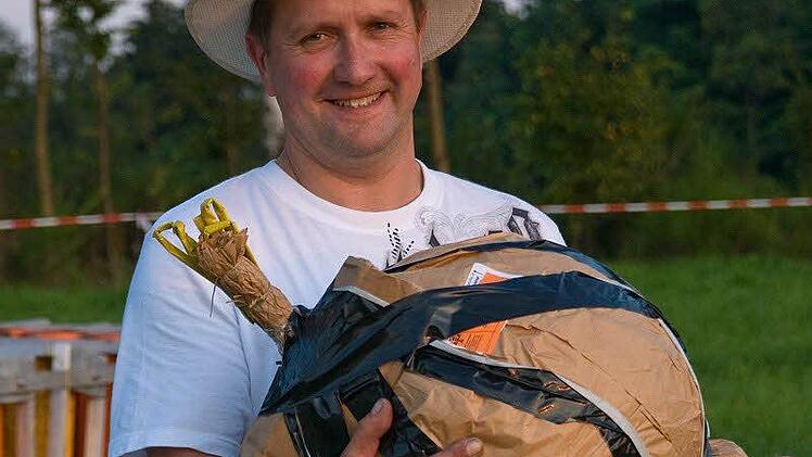 Platzmeister Charly Wittig mit einer 400mm Kugelbombe Fotos: Pyrodrom