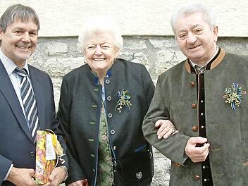 Bürgermeister Gerhard Wunder (links) gratulierte dem diamantenen Jubelpaar Ilse und Franz Deuerling.  Foto: Hans Franz