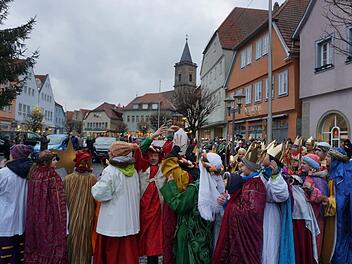 Flashmob auf dem Bad Neustädter Marktplatz: Die Sternsinger machten mit der Aktion auf das Motto der diesjährigen Aktion aufmerksam: den Klimawandel und die Wasserknappheit in Kenia. Foto: Marion Eckert
