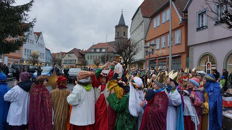 Flashmob auf dem Bad Neustädter Marktplatz: Die Sternsinger machten mit der Aktion auf das Motto der diesjährigen Aktion aufmerksam: den Klimawandel und die Wasserknappheit in Kenia. Foto: Marion Eckert