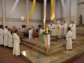 Erzbischof Ludwig Schick mit den Konzelebranten am Altar von St. Don Bosco in Forchheim Foto: Franz Galster
