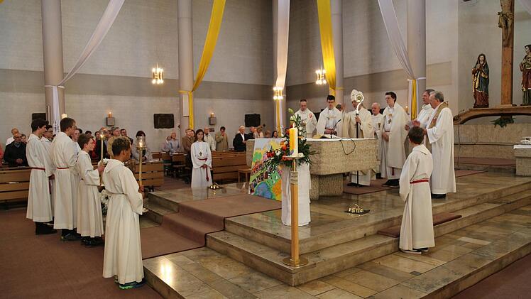 Erzbischof Ludwig Schick mit den Konzelebranten am Altar von St. Don Bosco in Forchheim Foto: Franz Galster