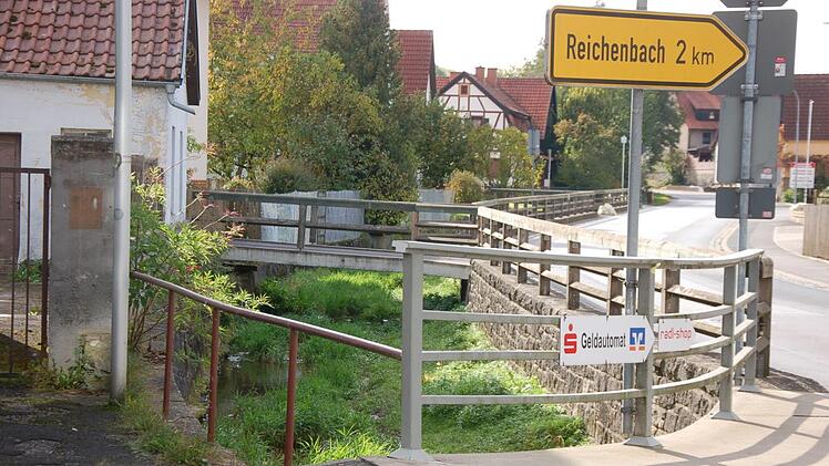 Eine fordernde Aufgabe stellt sich den Städteplanern für die künftige Ortsentwicklung von Burglauer ohne Zweifel mit der Sanierung des Reichenbachs und der Entwicklung eines Verkehrskonzepts wie hier in der Neustädter Straße. Foto: Manfred Mellenthin