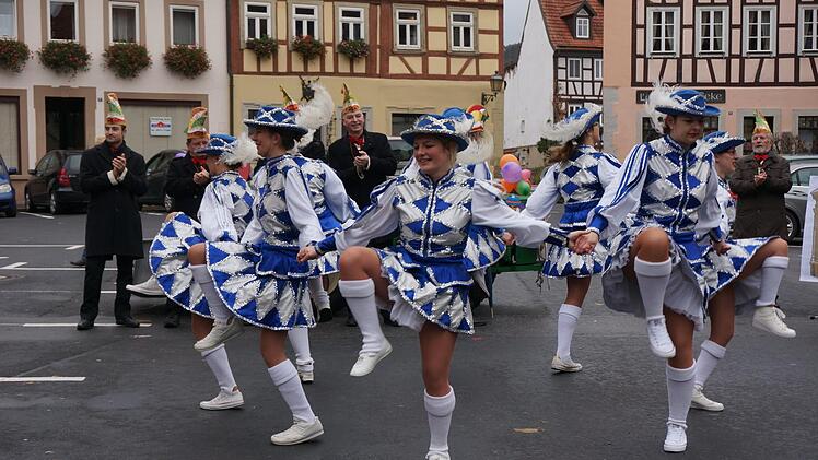 Die Elferratsgarde kann jetzt endlich zeigen, was sie das Jahr über geübt hat.