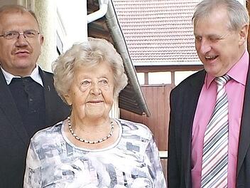 Auch Pfarrer Reinhold Braun und Bürgermeister Bruno Kellner gratulierten Margareta Heider persönlich.  Foto: Renate Neubecker