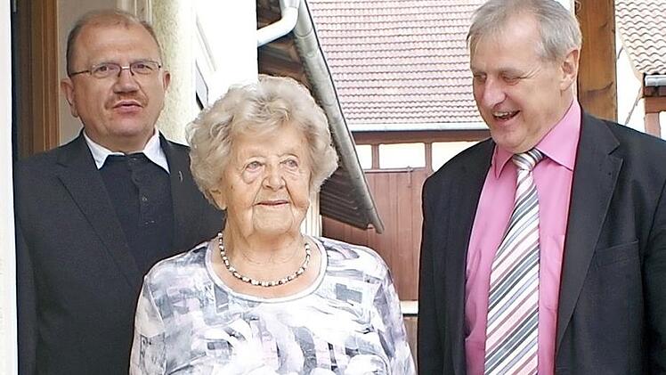 Auch Pfarrer Reinhold Braun und Bürgermeister Bruno Kellner gratulierten Margareta Heider persönlich.  Foto: Renate Neubecker