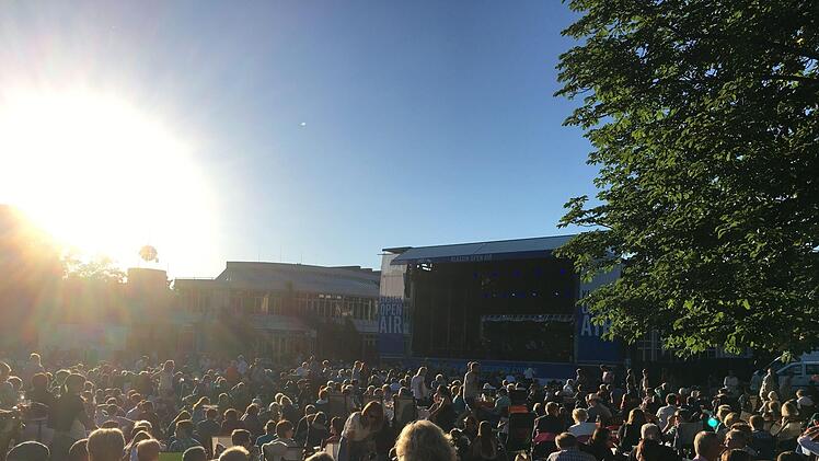 Tausende von Zuhörern bejubelten das Philharmonische Orchester des Landestheaters Coburg unter Leitung von Roland Kluttig  beim Klassik-Open-Air im Rosengarten.Foto: Jochen Berger