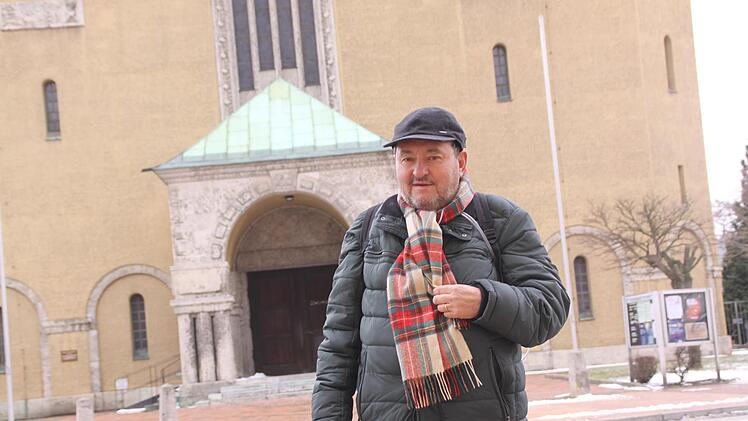 Wolfgang Wu&szlig;mann wei&szlig;, welche Bedeutung hinter der Tatsache steckt, dass der zweite Turm der Ottokirche nie vollendet wurde.  Foto:  Eva-Maria Bast