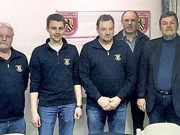 Nach den Wahlen bei der FFW Heßdorf (von links): Vorsitzender Bernhard Dufke, Ingvar Dreher, Peter Bock, Beisitzer Hans Hofmann und Bürgermeister Horst Rehder Foto: privat