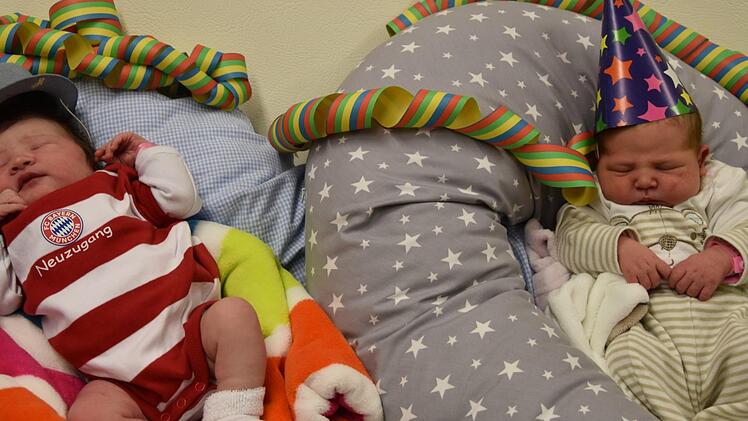 Die Faschingsbabys Leni (links) und Aaliyah posieren f&uuml;r ihr erstes Foto-Shooting. Foto: Helios Frankenwaldklinik