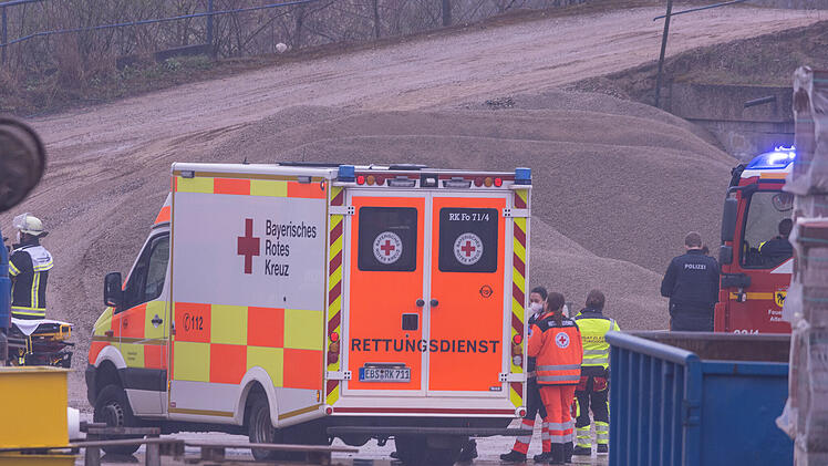 Altendorf: Mann st&uuml;rzt in Silo - Feuerwehr mit Drehleiter im Einsatz