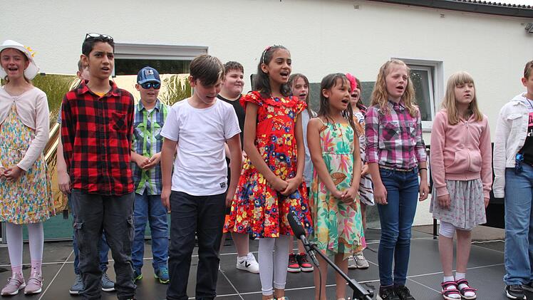 Die Klassen 3a und 3b der Werner-Grampp-Schule sangen für Miteinander und Rücksichtnahme.