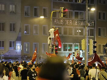 Nürnberg: Fußball-Fans feiern nach Türkei-Sieg am Plärrer - "hier geht die Hölle ab" Nürnberg: Fußball-Fans feiern nach Türkei-Sieg am Plärrer - "hier geht die Hölle ab"