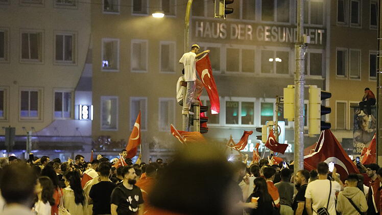 Nürnberg: Fußball-Fans feiern nach Türkei-Sieg am Plärrer - "hier geht die Hölle ab"