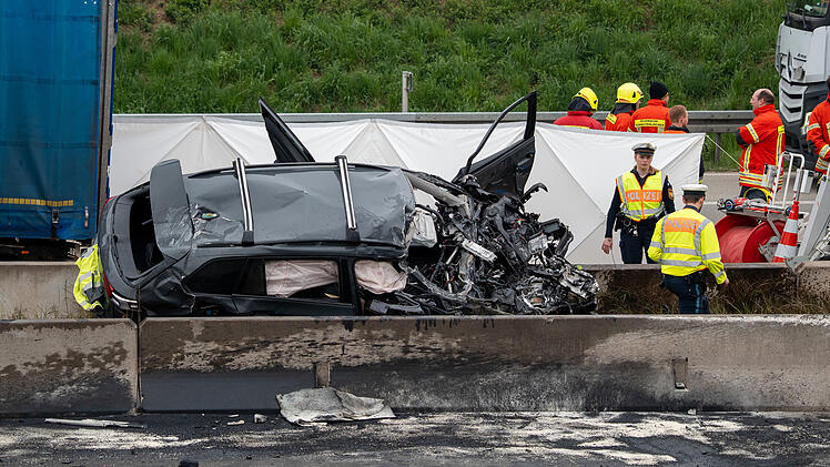 A9 nach tödlichem Unfall in beide Richtungen gesperrt