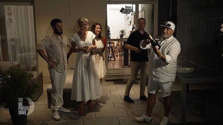 Zur Feier des Finales s&auml;belt Musti eine Flasche Champagner.