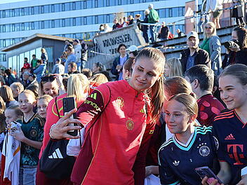 DFB-Frauen zeigen in Herzogenaurach Fan-N&auml;he
