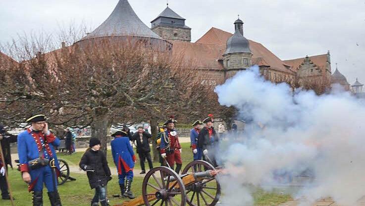 Mit Schall und Rauch aus drei Kanonen begrüßte die Bürgerwehr am Neujahrstag das Jahr 2013 von der Festung Rosenberg aus. Im Hintergrund ist auf dem Bergfried die neue Stadtfahne zu sehen, die neu gehisst wurde.