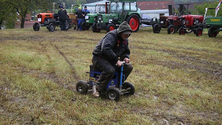 Schlammschlacht einmal anders: Das Bierkastengefährt kurvte vor den Traktoren herum, die Reifen drehten durch und Schlamm spritzte - und alle hatten ihren Spaß.
