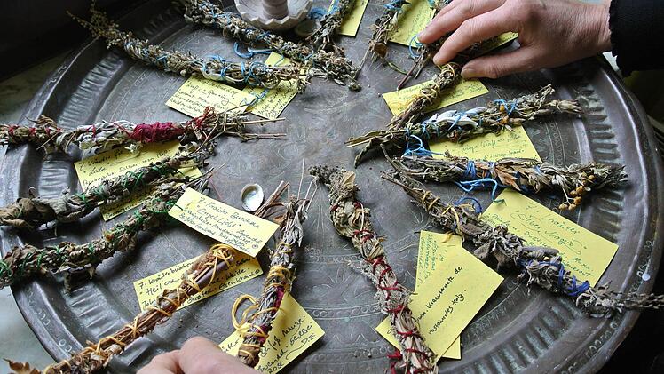 Kerstin Hertinger stellt eigene Kräutermischungen zum Räuchern her.