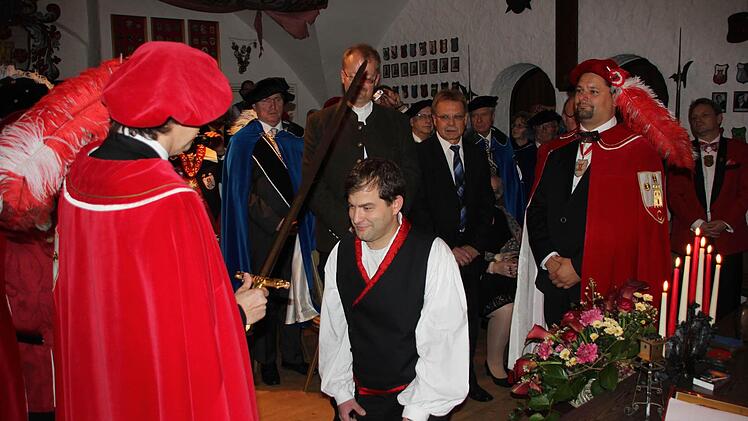 Ritterschlag für den bisherigen Junker Markus Stöckert (Mitte, kniend), der künftig Rytter Markus der Holzwurm ist. Den Ritterschlag nahm Großmeyster Sigi die Kleydermotte (links) vor. Rechts Leibritter Stefan der Türmer, der den Anwärter in die ritterlichen Tugenden einwies.  Fotos: Friedwald Schedel