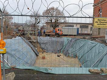 Eine Loch tut sich seit kurzem in der Wörthstraße auf. Dort entsteht derzeit eine US-Fernmeldeanlage, über die die Bima den Mantel des Schweigens breiten möchte.   Foto: Ronald Rinklef