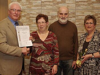 Vize-Kreisvorsitzender Erich Schießer (l.) und Vorsitzende Ute Merz (r.) dankten Rita Trunk und Walter Fella für 25 Jahre Treue zum Obst- und Gartenbauverein mit der silbernen Ehrennadel. Foto: Winfried Ehling