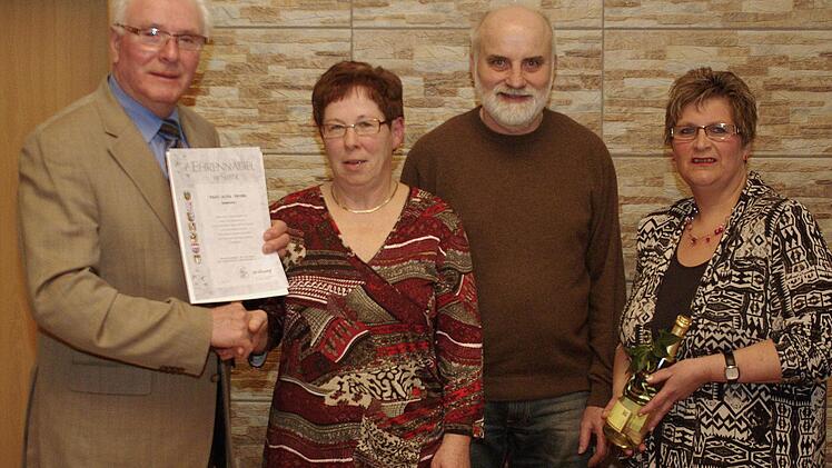 Vize-Kreisvorsitzender Erich Schießer (l.) und Vorsitzende Ute Merz (r.) dankten Rita Trunk und Walter Fella für 25 Jahre Treue zum Obst- und Gartenbauverein mit der silbernen Ehrennadel. Foto: Winfried Ehling