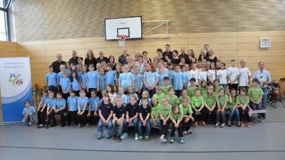 Alle waren Sieger, beim Bläserklassenwettbewerb in Werbach. Die Grundschüler aus Ebern (vorne rechts mit den grünen T-Shirts) wurden für ihren Auftritt "mit sehr gutem Erfolg" ausgezeichnet.  Foto: Eckert