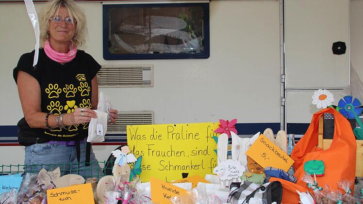 Susanne Pöll verkauft am Spanien-Stand liebevoll gestaltete Kostbarkeiten für Mensch und Tier. Der Erlös kommt dem Tierschutz zugute. Foto: Mariell Dörrschmidt