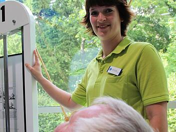 Ramona Gros leitet Übungen mit Patienten aus der Akutgeriatrie der Franz von Prümmer Klinik Foto: Benedikt Borst