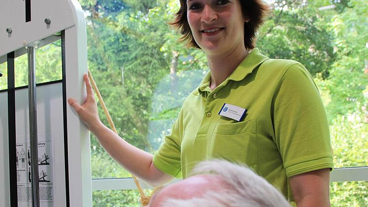 Ramona Gros leitet Übungen mit Patienten aus der Akutgeriatrie der Franz von Prümmer Klinik Foto: Benedikt Borst