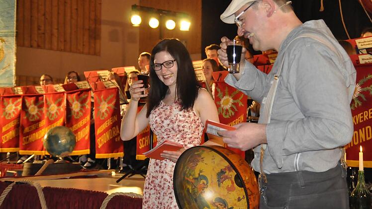 Brillante Moderatoren waren am Abend Mona Schuhmann und Arnold Scheller. Foto: Peter Klopf