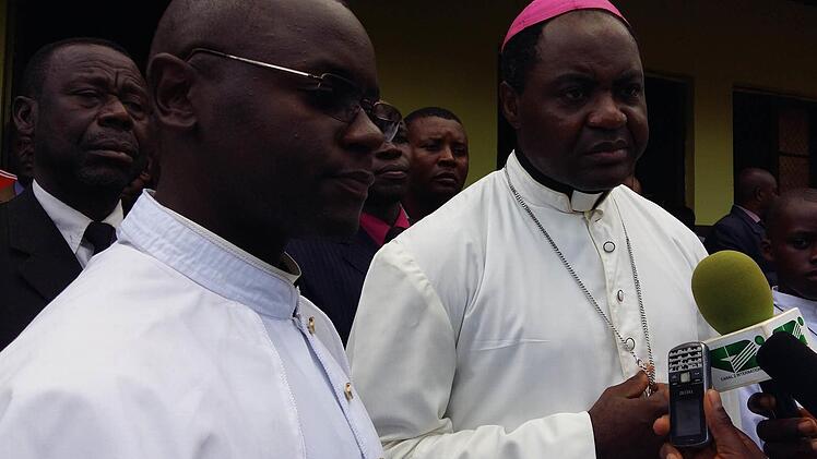 Vor der Presse: links Abbè Christian Bouwè, rechts Bischof Abraham Kome  Foto: privat