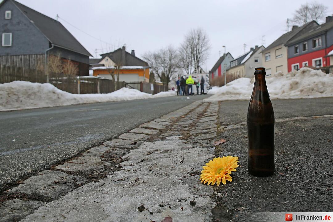 Tragischer Zwischenfall bei Faschingsumzug - Narre stürzt von Umzugswagen und erleidet schwere Kopfverletzungen