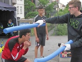 Deckung hoch und ausweichen - das zeigten die Boxer des ETSV an ihrem Stand auf der Kettenbr&uuml;cke.  Fotos: Stadtjugendring