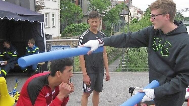 Deckung hoch und ausweichen - das zeigten die Boxer des ETSV an ihrem Stand auf der Kettenbr&uuml;cke.  Fotos: Stadtjugendring