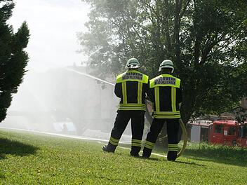 Wie viel Löschwasser kann man in Trockenzeiten wie derzeit aus der Aurach entnehmen? Das war die zentrale Frage der Übung beim Gemeindefeuerwehrtag Oberaurach in Unterschleichach. Foto: Sabine Weinbeer