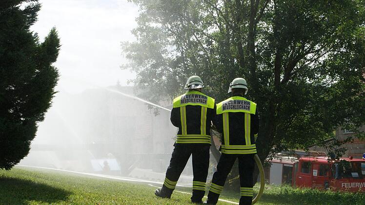 Wie viel Löschwasser kann man in Trockenzeiten wie derzeit aus der Aurach entnehmen? Das war die zentrale Frage der Übung beim Gemeindefeuerwehrtag Oberaurach in Unterschleichach. Foto: Sabine Weinbeer